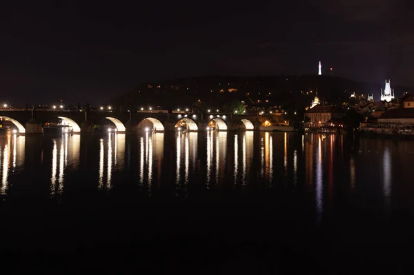 Ночной Мост Через Реку Фонарями Праге Чехия — стоковое фото
