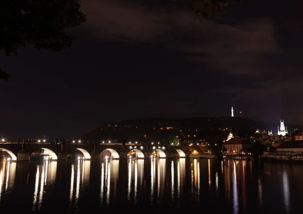 Nattbro Över Floden Med Lyktor Prag Tjeckien — Stockfoto