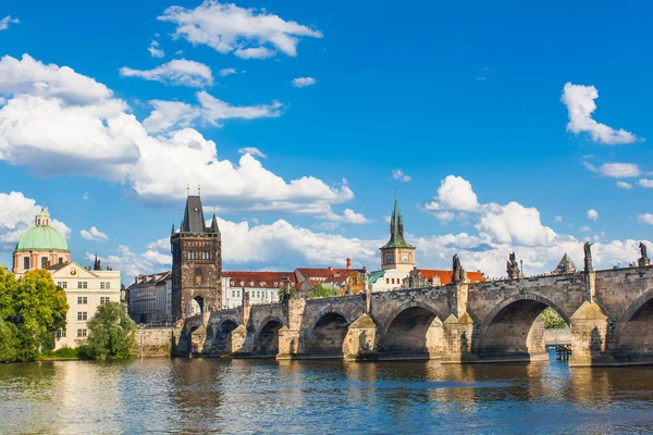 Prag, Çek Cumhuriyeti, Charles Köprüsü Vltava nehri boyunca yol alıyor.