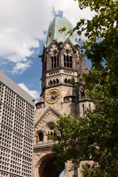 柏林美丽的古老而被毁的德皇威廉纪念教堂 — 图库照片