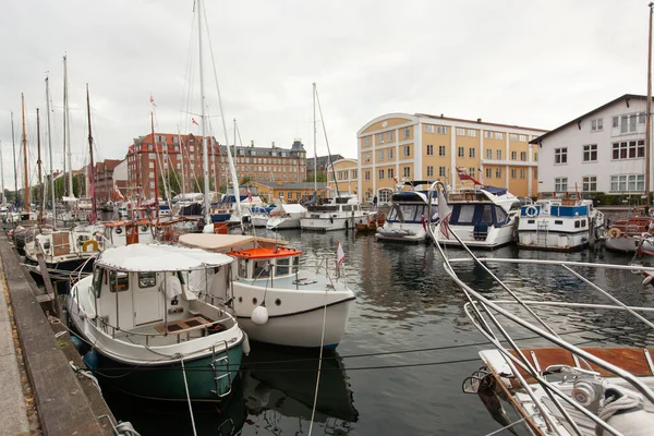 コペンハーゲンニャンハン 家の間の運河に多くのボートと美しい港 — ストック写真