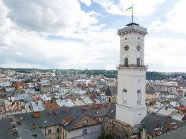 Ukrayna, Lviv şehir merkezi, eski mimari, insansız hava aracı fotoğrafı, kuş bakışı manzara.