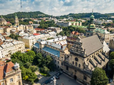 Lviv, Ukrayna, panorama, şehir merkezindeki kuşbakışı, dronun kentin tarihi bölümü