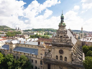 Ukrayna, Lviv şehir merkezi, eski mimari, insansız hava aracı fotoğrafı, kuş bakışı manzara.