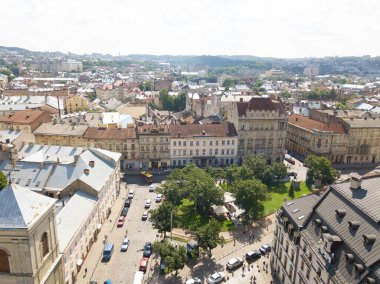 Ukrayna, Lviv şehir merkezi, eski mimari, insansız hava aracı fotoğrafı, kuş bakışı manzara.