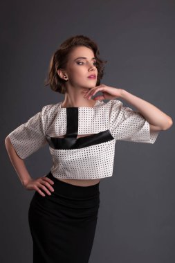 güzel kız siyah bir etek ve siyah arka plan vintag üzerinde poz bir beyaz ceket modeli