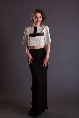 güzel kız siyah bir etek ve siyah arka plan vintag üzerinde poz bir beyaz ceket modeli