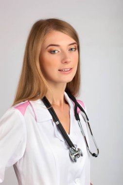 güzel bir kadın doktor bir stetoskop ile