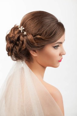 gelin düğün saç modeli ve beyaz bir arka plan üzerinde peçe ile
