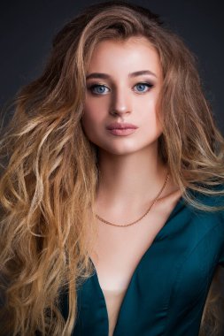 Harika saç stili olan güzel bir kız.