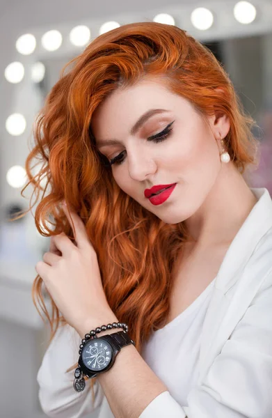 Güzel kızıl saçlı kız portresi. Yakın plan.