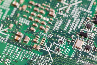 Ana karttaki elektronik bileşenleri kapat, mikroişlemci çipi.