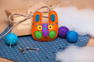 Güzel hayvan yüzlü broşlar, yakın çekim, el dikimi ve aksesuarlar.