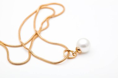 Altın zincir, kolye, değerli taşlar, elmaslar, kostüm mücevherleri, mücevherler.