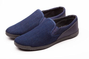 Beyaz arka planda izole edilmiş şık erkek ayakkabıları.