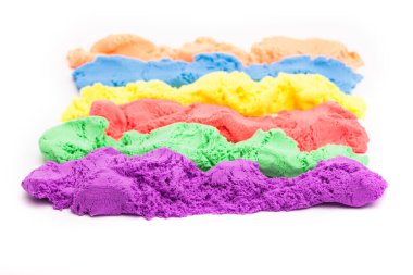 Beyaz bir arkaplanda kinetik kum fotoğrafının yakın çekimi