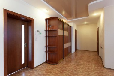 Evin içinde geniş bir koridor ve odalara açılan kapılar.