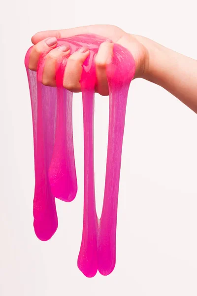 Çocuklar için bir oyuncak sümük ve beyaz arka planda akan sıvı.