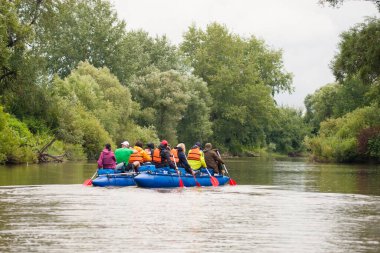 Nehirde katamaran yarışmaları, rafting...