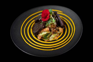 Şeften özel bir yemek servisini siyah tabakta kapatıyoruz.