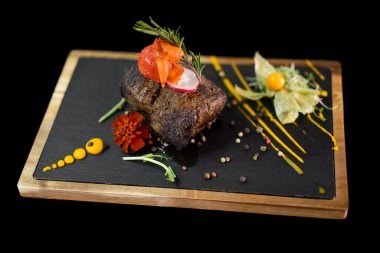 Kara tahtadaki şeften özel bir tabağın nefis servisini kapat.