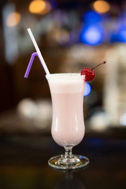 Barda bir barmenin hazırladığı güzel bir kokteyl fotoğrafının yakın plan fotoğrafı.