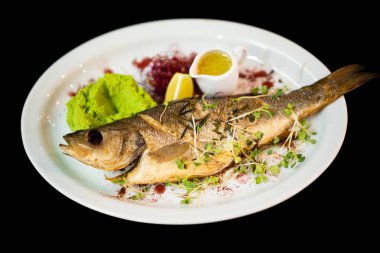 Lezzetli bir balık yemeğinin şefinden güzel bir servis.