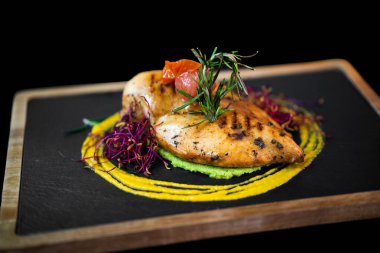 Kara tahtadaki şeften özel bir tabağın nefis servisini kapat.