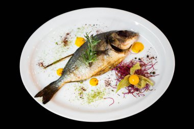 Lezzetli bir balık yemeğinin şefinden güzel bir servis.