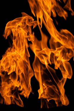 Siyah arkaplandaki alev fotoğrafını kapat