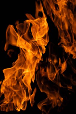 Siyah arkaplandaki alev fotoğrafını kapat