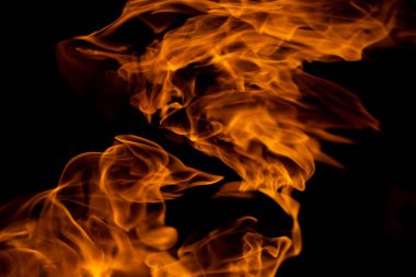 Siyah arkaplandaki alev fotoğrafını kapat