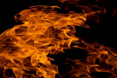 Siyah arkaplandaki alev fotoğrafını kapat