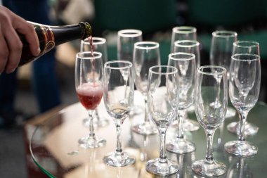 Barmen bardağa şampanya doldurur.