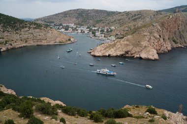 Kırım 'daki dağlarda deniz koyunda