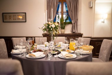 Rahat bir restoranda mumlarla dolu bir festival masası.