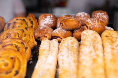 Doldurulmuş lezzetli çörekler ve hamur işleri.