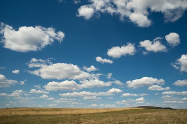Ukrayna 'da bulutlu ve tarlalı güzel mavi gökyüzü manzarası
