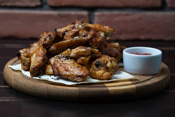 Soslu kızarmış tavuk kanadı.