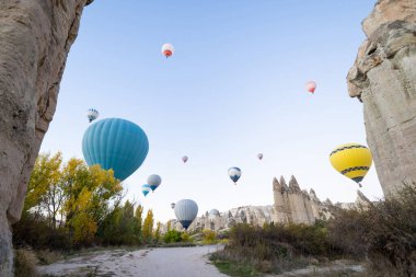 Aşk vadisinde Kapadokya dağlarında balonların güzel manzarası