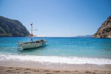 deniz kıyısı üzerinde tekne