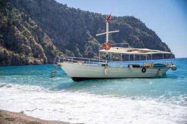 deniz kıyısı üzerinde tekne