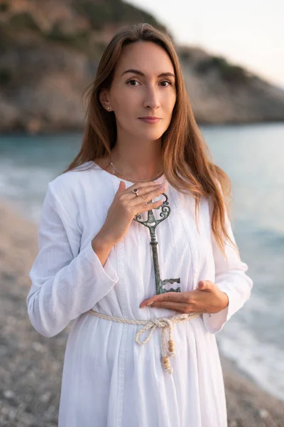 Una Chica Orilla Del Mar Con Vestido Blanco Sostiene Una —  Fotos de Stock