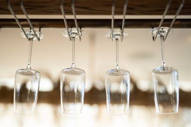 Bardaki bir restoranda alkollü içecekler için boş temiz cam bardaklar.