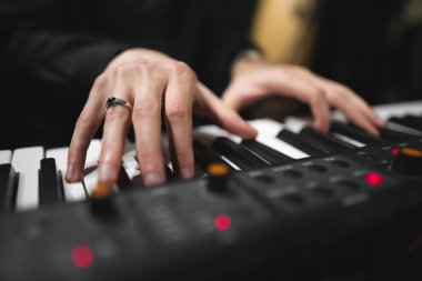 Piyano çalarken bir piyanistin ellerine yakın çekim