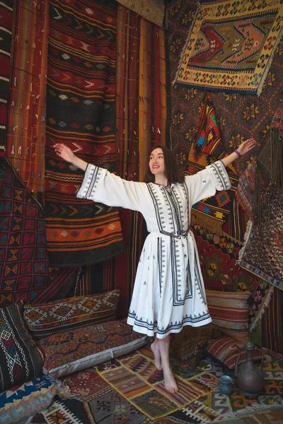 Красивая Девушка Белом Платье Чайником Традиционном Турецком Интерьере Многими Коврами — стоковое фото