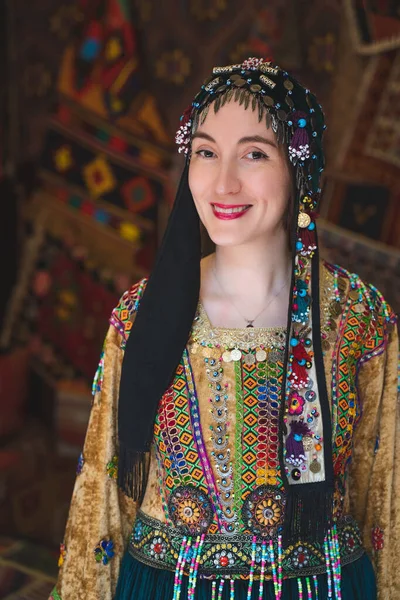 Όμορφη Κοπέλα Ντυμένη Τουρκικά Εθνικά Ρούχα Στο Δωμάτιο Εσωτερικό Υπάρχουν — Φωτογραφία Αρχείου