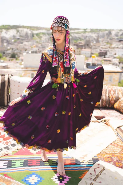 Piękna Dziewczyna Ubrana Tureckie Ubrania Narodowe — Zdjęcie stockowe