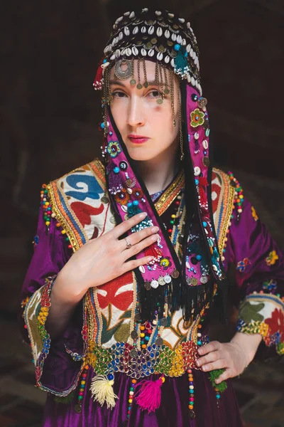 Türk Ulusal Kıyafetleri Içinde Güzel Bir Kız — Stok fotoğraf