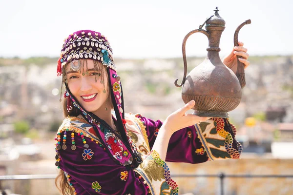 Ulusal Türk Kıyafetleri Içinde Elinde Çaydanlıkla Evin Tavan Arasında Güzel — Stok fotoğraf